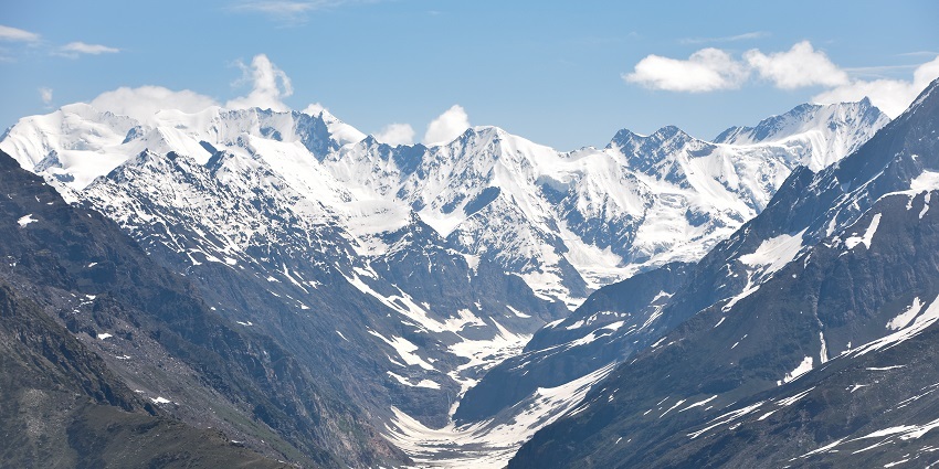 Mesmerising clear view of the snow laden hills of himalaya at Rohtang pass