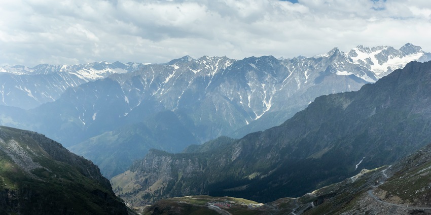 Witness breathtaking views from Rohtang Pass, one of the places to visit in Manali in May.