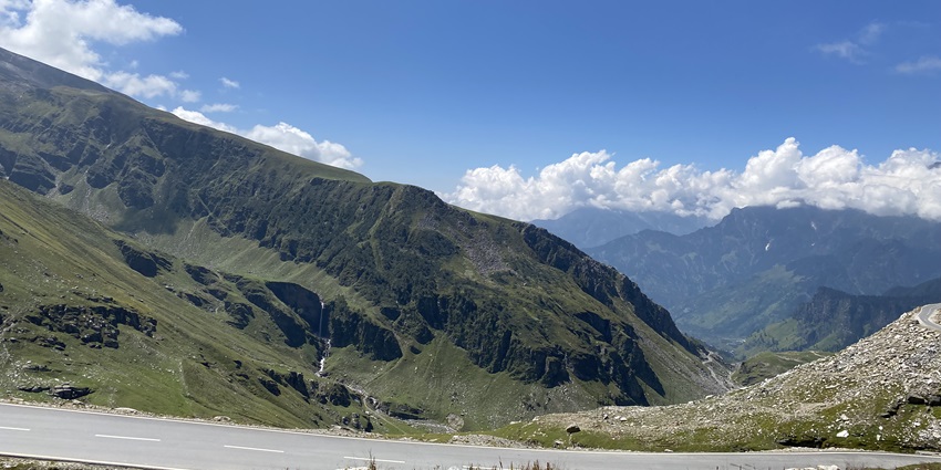Verdant hills of this pass, its trek and drive offer a thrilling experience to all tourists