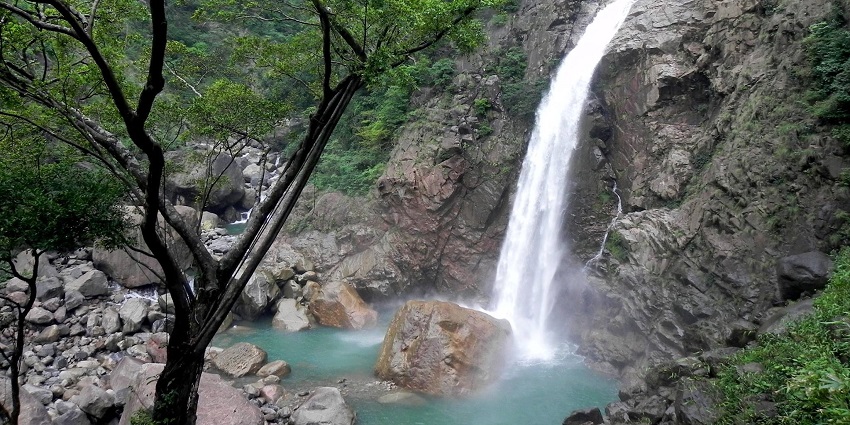 Witness the mesmerising Rongbong Dare Waterfall on your trip to Balpakram National Park.