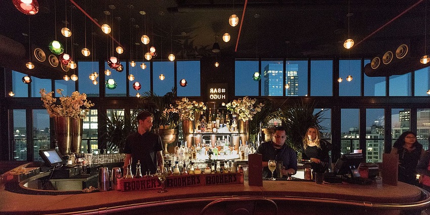 You can feel the cool breeze under the star-lit sky in rooftop bars for an amazing experience.