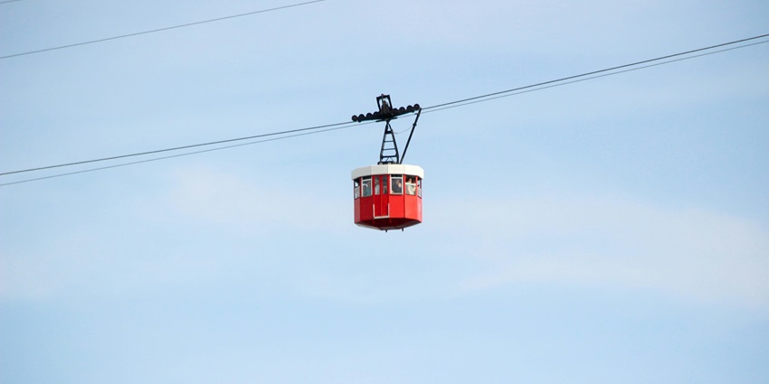 A glimpse of a ropeway ride, one of the exciting things to do in Manali in June.