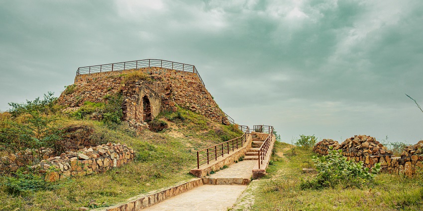 Ancient ruins of Penukonda temple, showcasing Vijayanagara architecture and history.