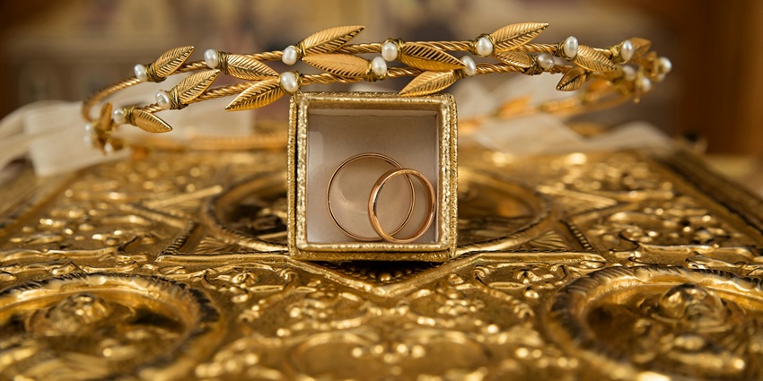 A picture of a box having 2 rings placed on other gold ornaments at a jewellery store in Kolkata