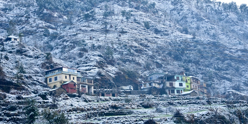 Panoramic snap of a small village situated in the Salgi which is completely covered in snow