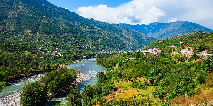 Salogra is a small hill station on the Kalka-Shimla route with snow-laden slopes