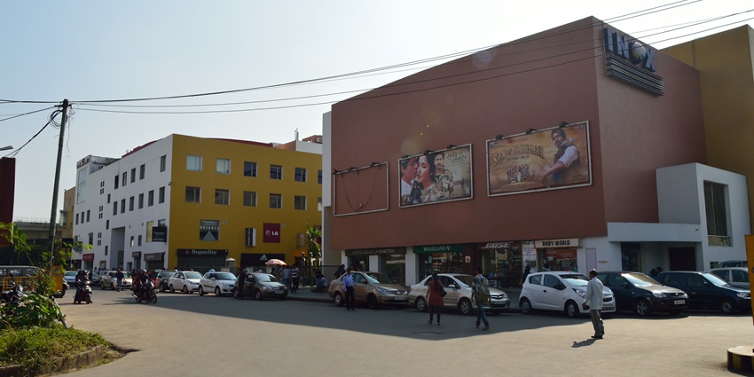 Shopping malls with dedicated shops and showrooms for wedding shopping in Kolkata