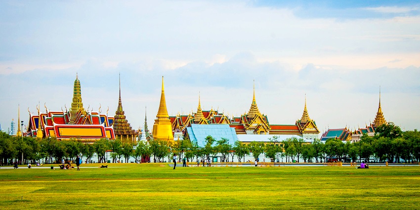 A picture of the famous public square of Sanam Luang with a huge garden in front
