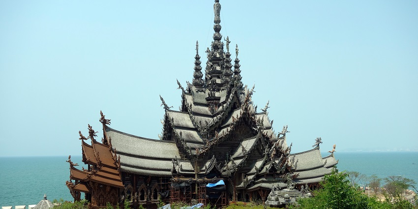 An Idyllic beautiful wide angle Snapshot of a Thai temple in Pattaya— Temples of Thailand