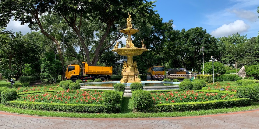 A stunning view of the Saranrom Park featuring lush greenery and manicured lawns.