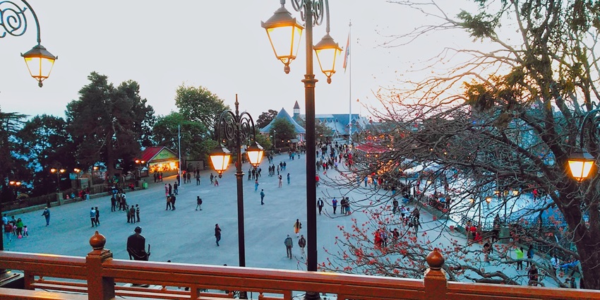 The attraction is one of the most popular ones, adorned with shops, eateries with lamps lining all along
