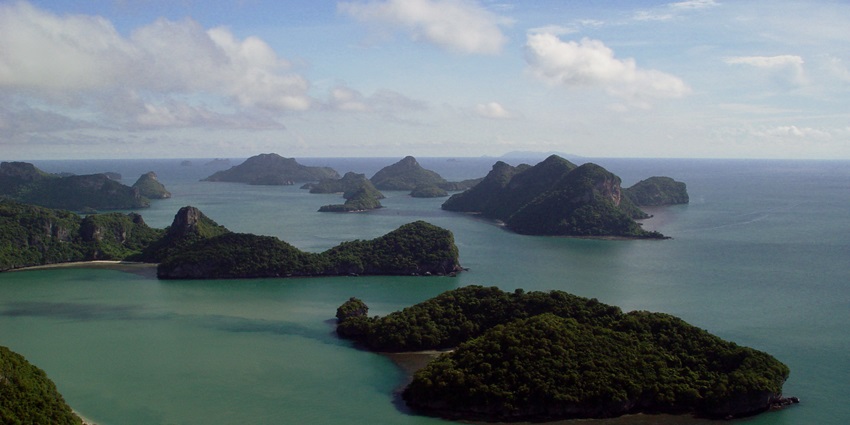 This rock is an haven for island lovers, with sparkling crystal water and diverse marine biodiversity