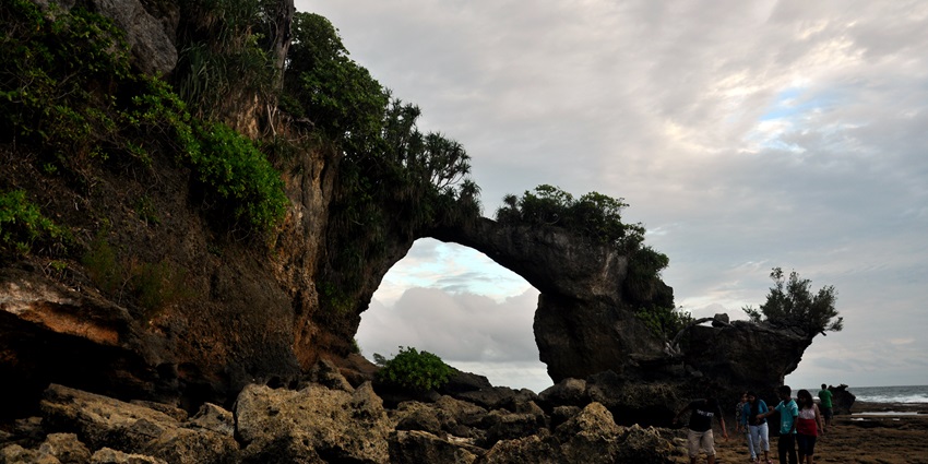 Breathtaking view of the natural bridge in Neil Island, one of the best sites for diving.