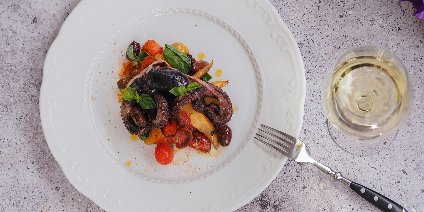 With a variety of eateries available in the proximity, here you can savour local food.