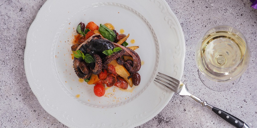 The location is crammed with many eateries where you can enjoy local flavours.