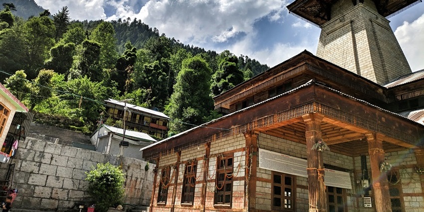Offering prayers at the Manu Temple is one of the best things to do in Manali in December.