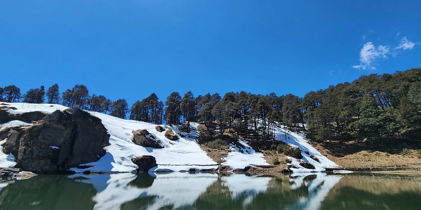 An astonishing vista of Serolsar Lake, one of the serene spots for camping in Jibhi.