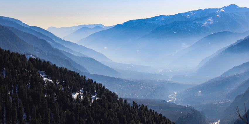 A breathtaking vista of Sethan Valley featuring majestic mountains and misty air.