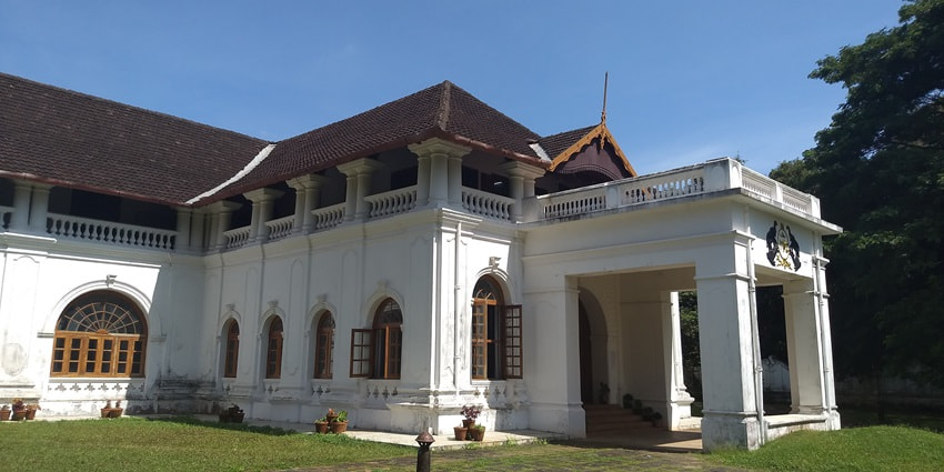 Idylli snap of beautiful white Shakthan Thampuran Palace under the clear sky, Kerala