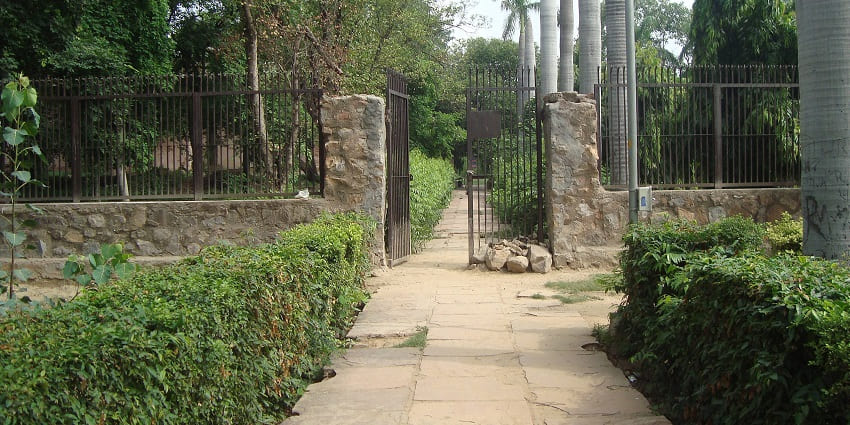 Alt text: Shalimar Park is one of the best places to visit in North Delhi for relaxation and fun.

