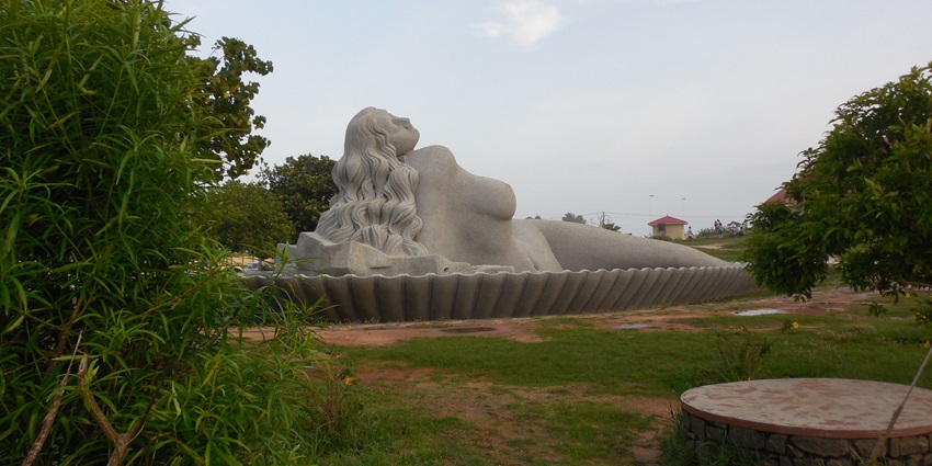 Shankumugham Beach is one of the best places to visit near the Padmanabhaswamy Temple.