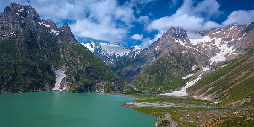 A view of the Sheshnag Lake, one of the top places to visit near Betaab Valley in March.