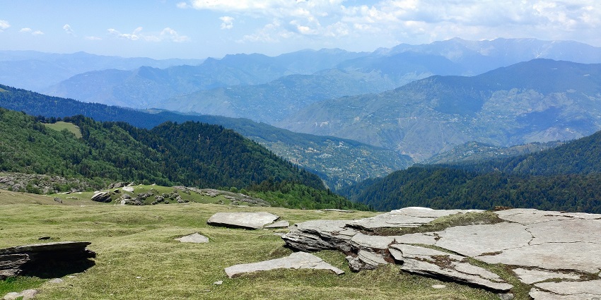 A mesmerising view of Shimla, one of the scenic places to visit near Delhi in January.