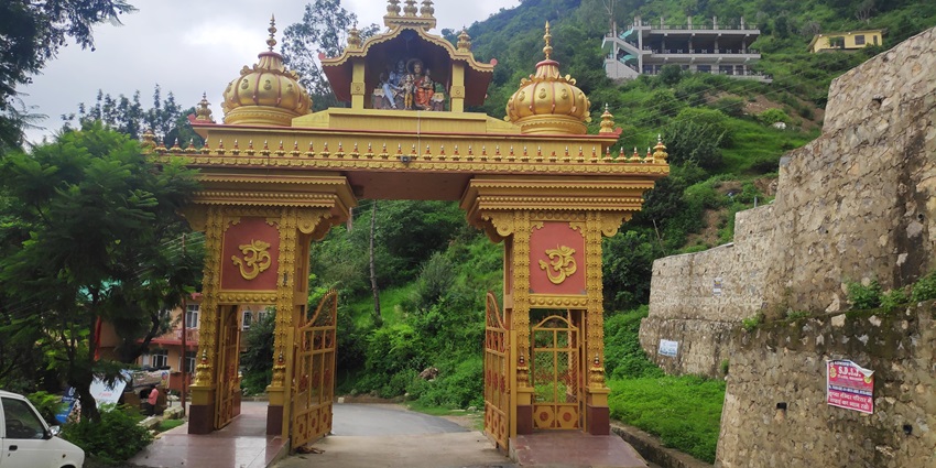 Shiv gate entry of Jatoli temple has intricate carvings and a spiritual atmosphere around.