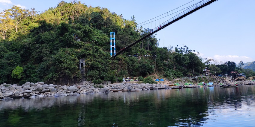 The beautiful image of the Dawki Bridge over the river in the hills of Meghalaya