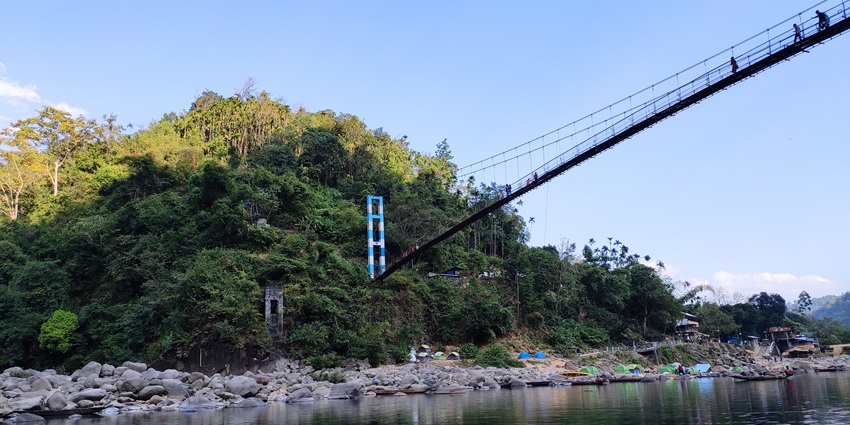 A mesmerising view of a bridge constructed over a river at the famous Shnongpdeng Village.