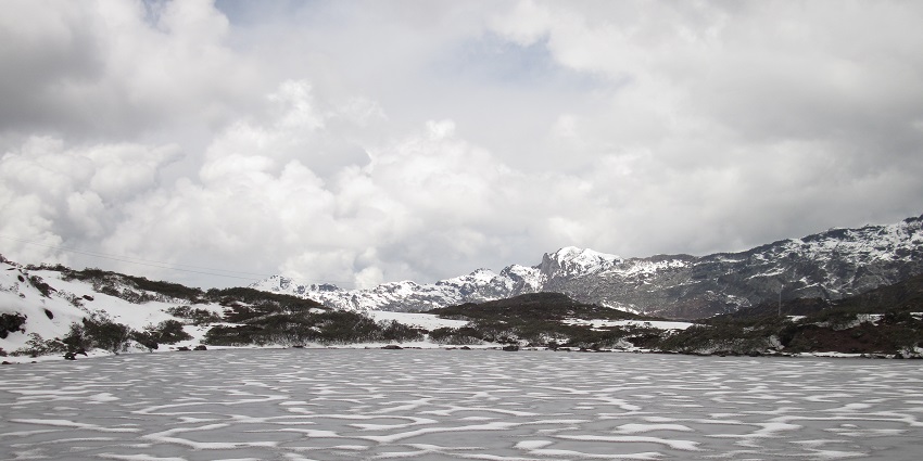 Shonga-Tser Lake is one of the picturesque places offering stunning views of the Himalayas.