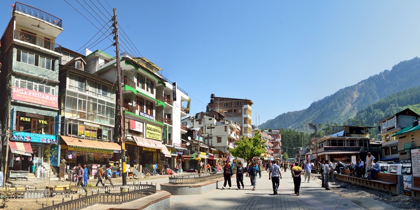 A picture of the enchanting Mall Road in Manali with a variety of shops on both sides of the street