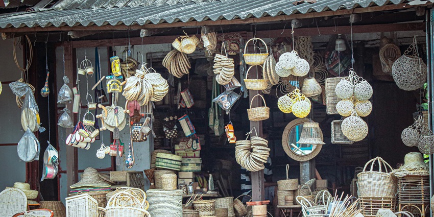 Shopping for cultural stuff at Pedlar Street is one of the best things to do in Galle.