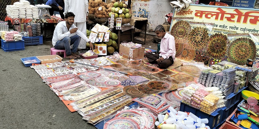 Sjop at local Solan market stalls displaying handicrafts, woolens, and fresh produce in a lively setting, one of the best things to do in Solan.