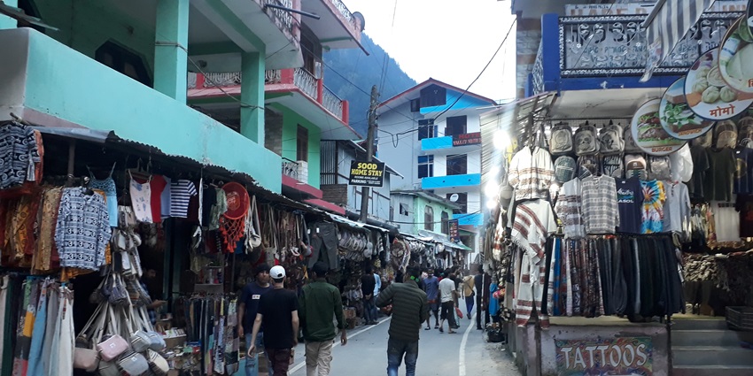 Image of the people walking in the local market in Himachal– Things to Do in Shoja