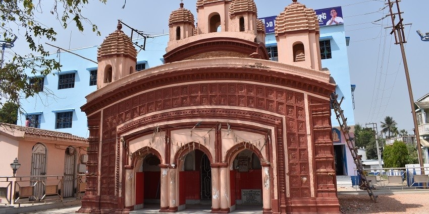 Shri Bhadrakali Temple is strongly characterised by traditional Himachali-style wooden carvings.