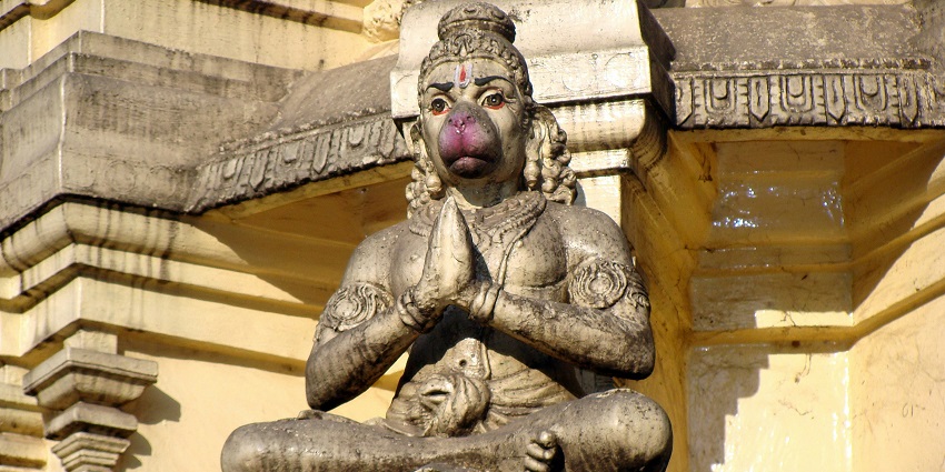 A majestic idol of Lord Hanuman at the Shri Bhakta Hanuman Temple in Sri Lanka.