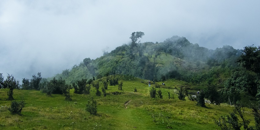 The view of misty hills at Singalia National Park, is a must-visit place in West Bengal.