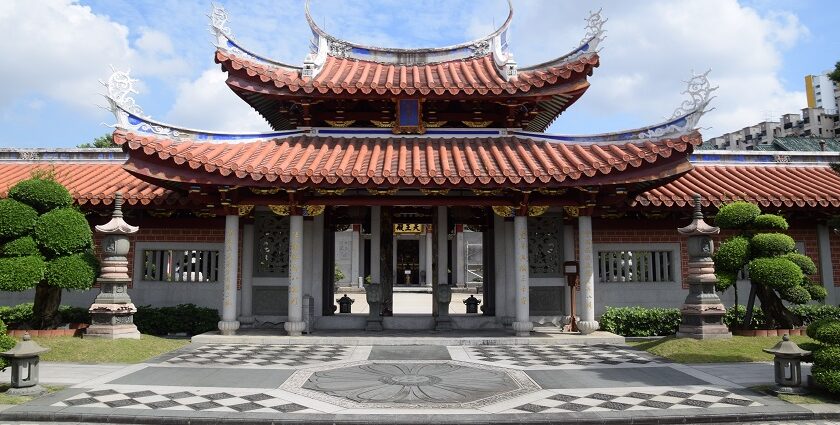 A picture of an ancient Chinese-architecture temple in Singapore