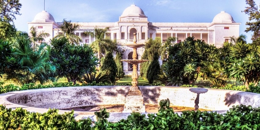 Farrukhnagar houses the Sitaram temple, a beautiful example of traditional Hindu architecture.