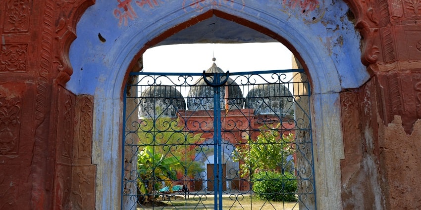 Farrukhnagar houses the Sitaram temple, a beautiful example of traditional Hindu architecture.