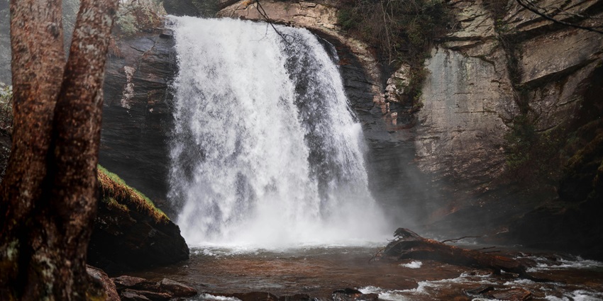 Sivakunda is one of the biggest waterfalls in Assam, located in the Morigaon district.
