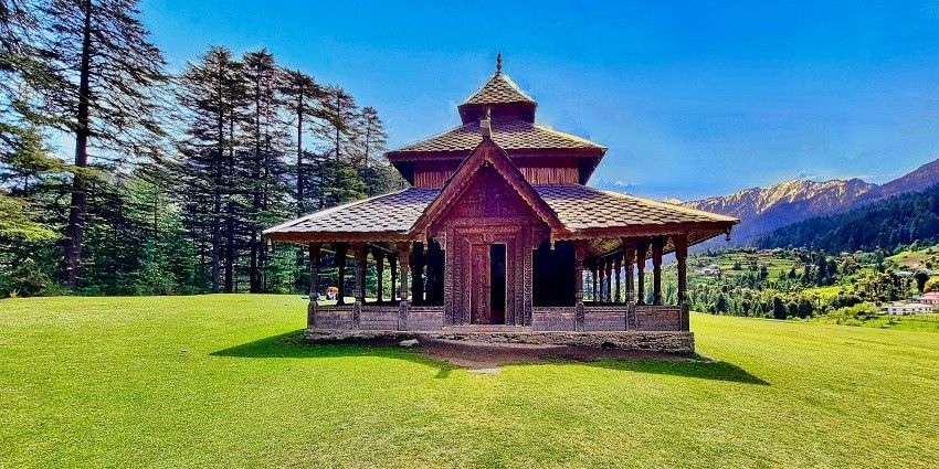 The Siyali Mahadev Temple is known to be one of the most popular Shiva temples in Manali.