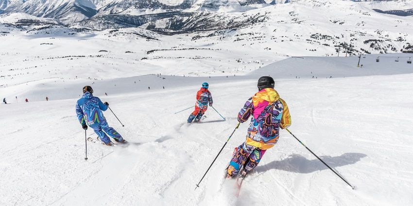 Witness the picturesque snowy mountains of Gangtok by skiing in the Yumthang Valley.