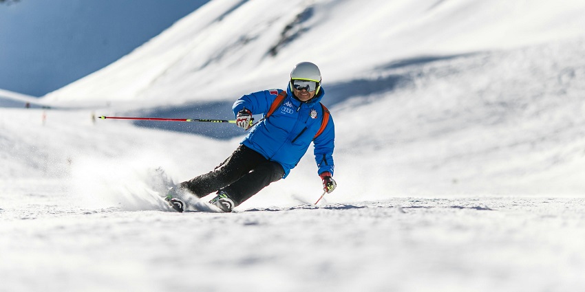 Enjoy skiing and snowboarding during April in Solang Valley and Rohtang Pass