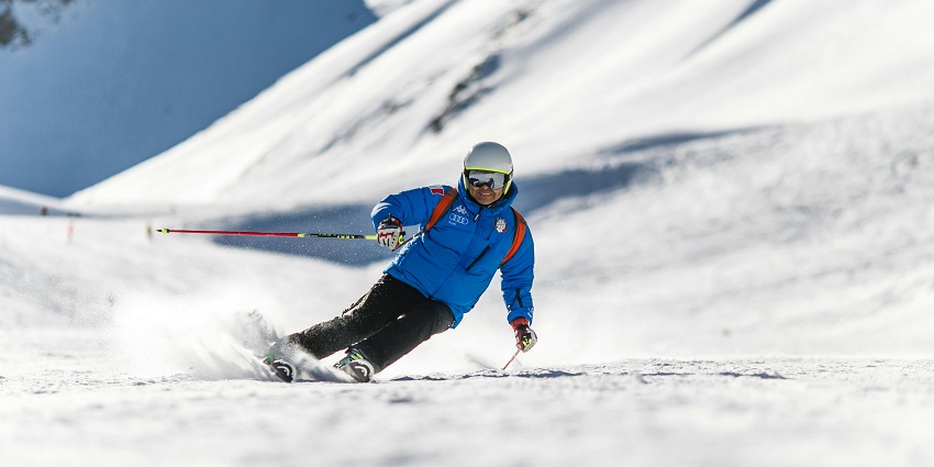 Skiing is one of the top adventure sports in Manali where you can enjoy the cool mountain air