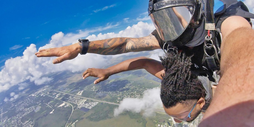 Snapshot of a diver taking a jump along with the Tandem jumper for skydiving in singapore