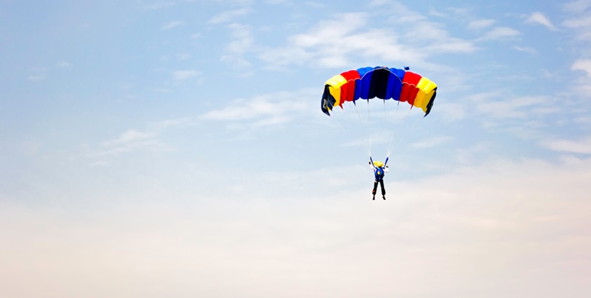 Sky School Dubai offers both paragliding courses and tandem flights at a minimal cost.