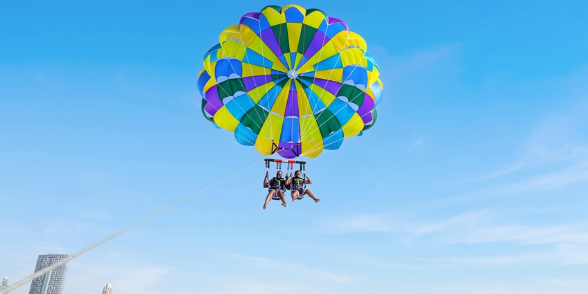 Skydive Dubai Desert Campus offers some amazing services for paragliding in Dubai.