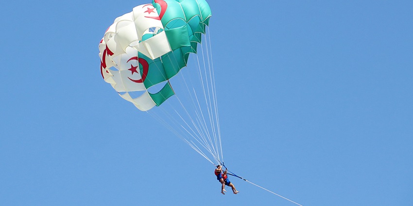 Skydive Dubai has a team of professional trainers to help you enjoy paragliding in Dubai.